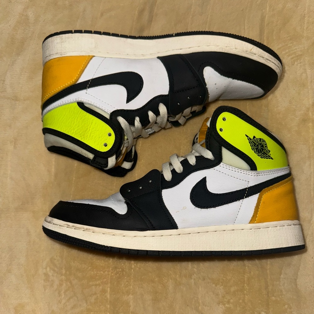 Nike Air Jordan 1 Retro High OG Volt